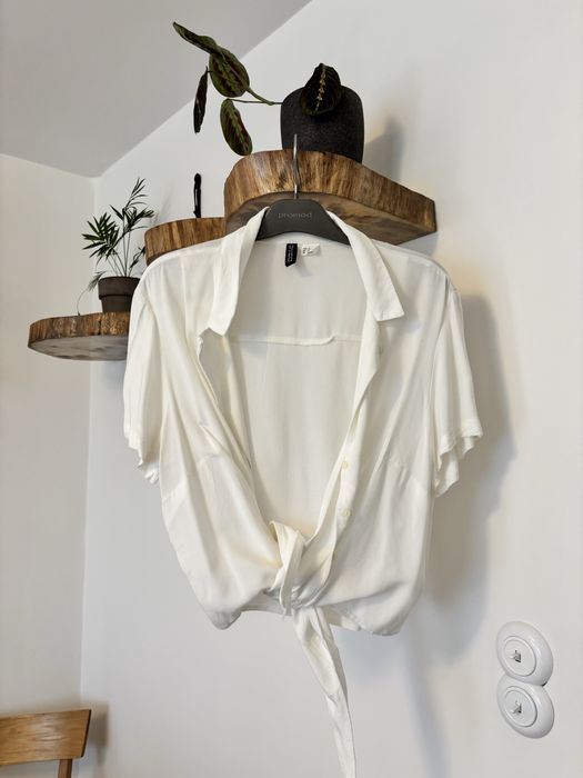 Biala koszula z wiazaniem