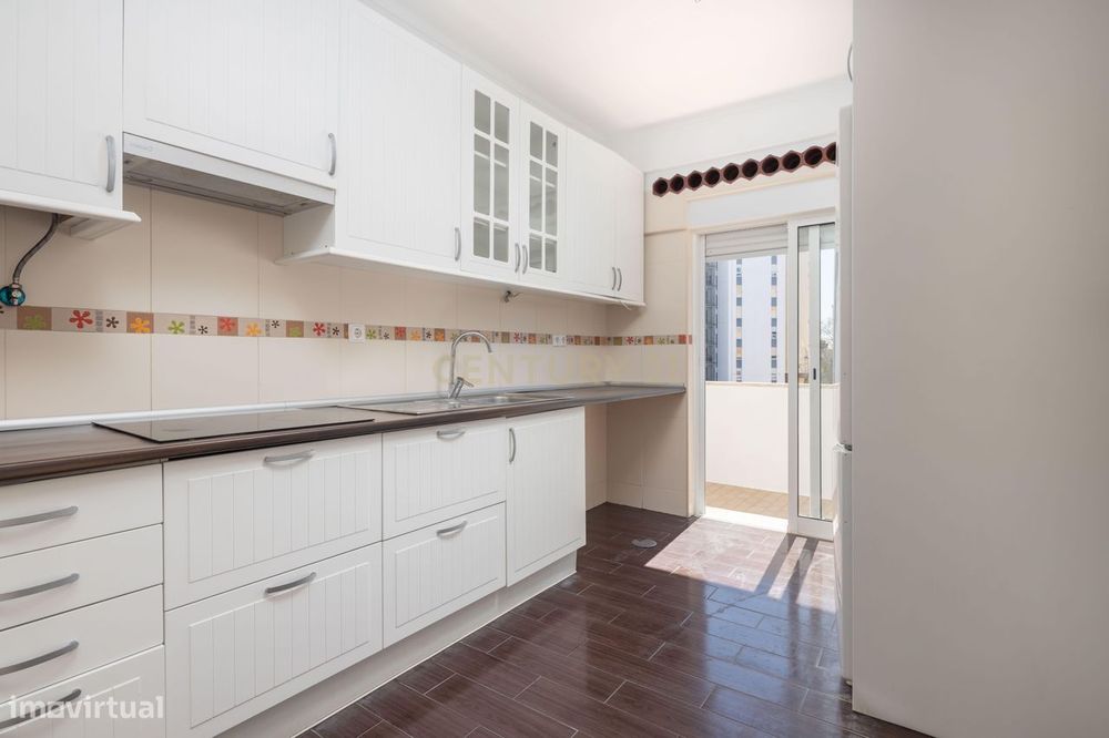 Apartamento T2 em Laranjeiro com vista desafogada e boa localização — Laranjeiro E Feijó, Setúbal
