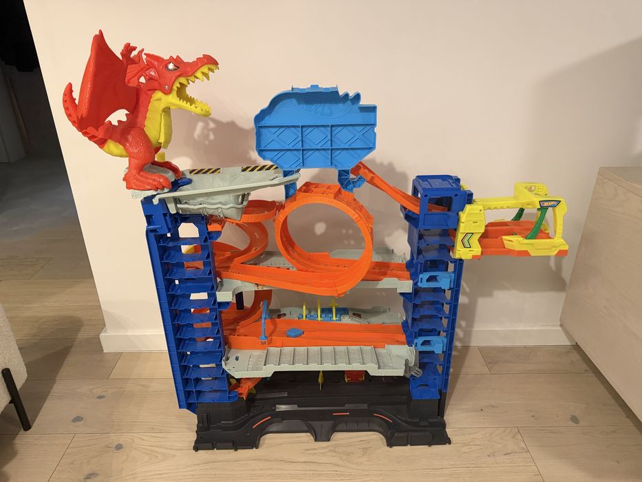 Hot Wheels City Mega Garaż Atak smoka HKX48 + 5 aut