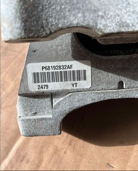 Подушка двигуна перед право, подушка мотора правая чероки 3.2 13-24