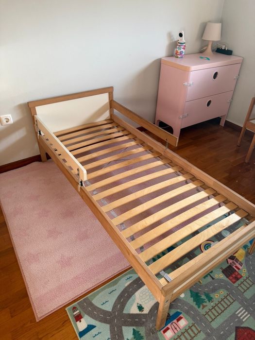 Cama de criança com colchão e roupas