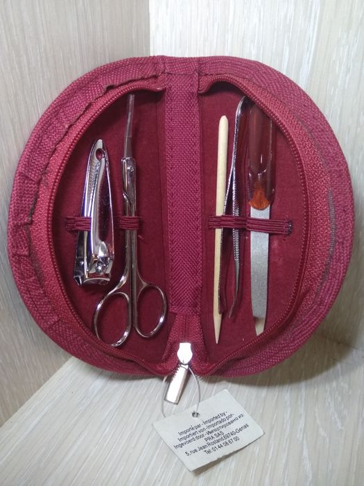 Маникюрный набор,ножницы,пилочка,сережки,носки,Yves Rocher