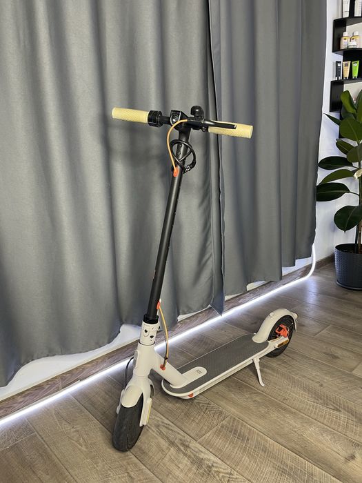 Електросамокат Xiaomi Mi Electric Scooter 3