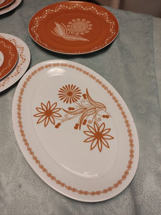 Serviço de 8 pratos de jantar e sobremesa e duas travessas da SPAL