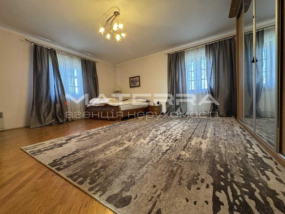 Просторий будинок 410м2 з ремонтом, 12 соток землі в центрі Боярки