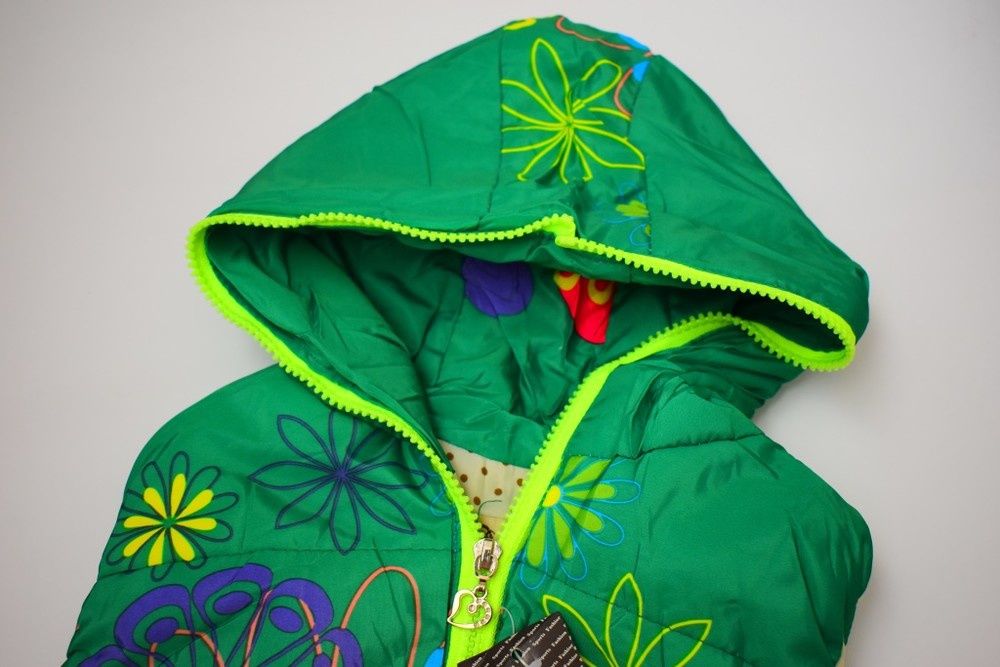 Жилетка безрукавка зелена з капюшоном 2 роки