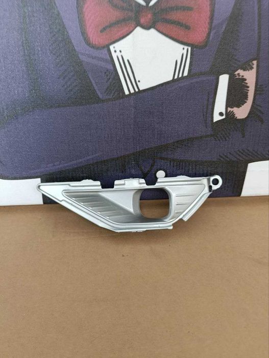 Рамка противотуманки ліва Mitsubishi Outlander 22-23 нова ліцензія