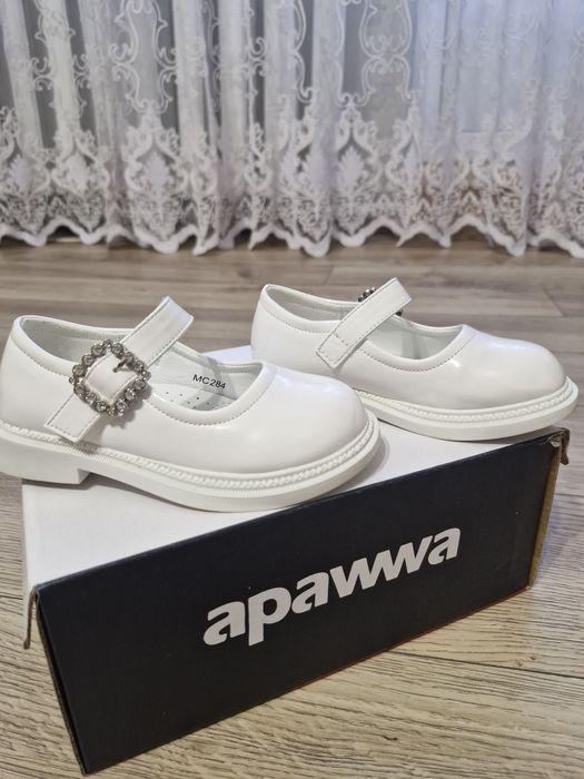 Дитячі біленькі туфельки