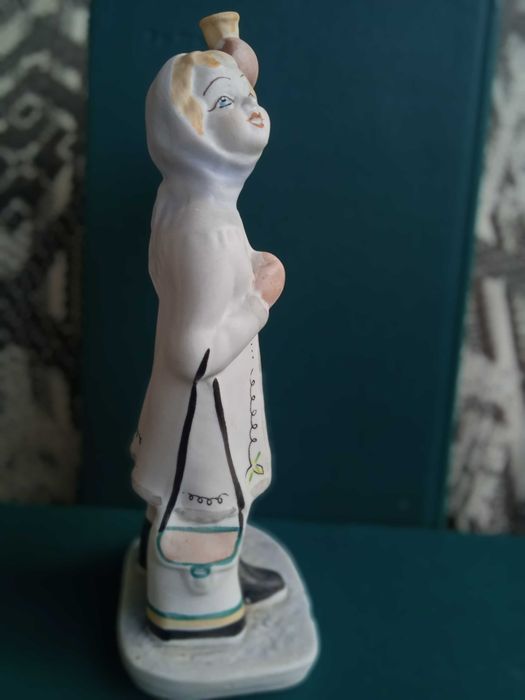 Статуэтка фарфоровая- бесквит .Девочка с рогом.