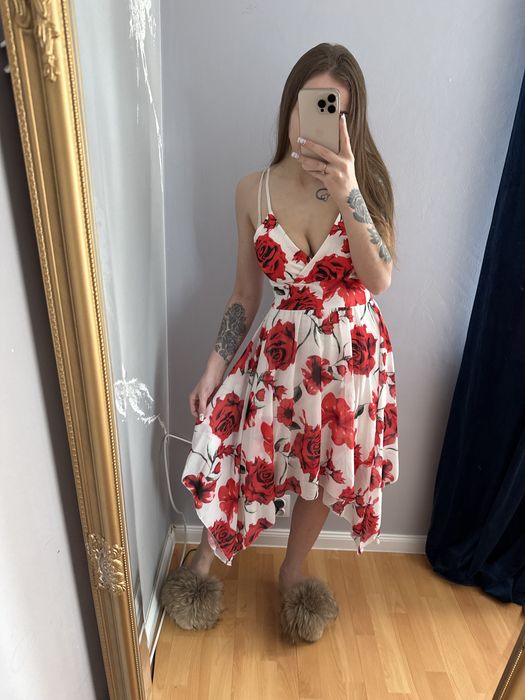 Suknia asymetryczna w kwiaty dekolt