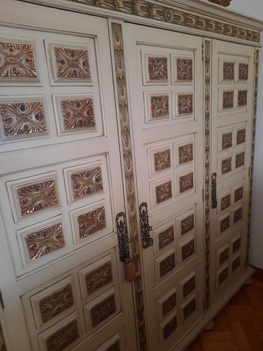 Móvel roupeiro muito antigo