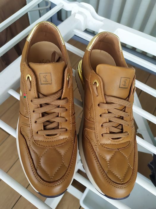 Sapatilhas em pele 38 (20€ os 2 pares)