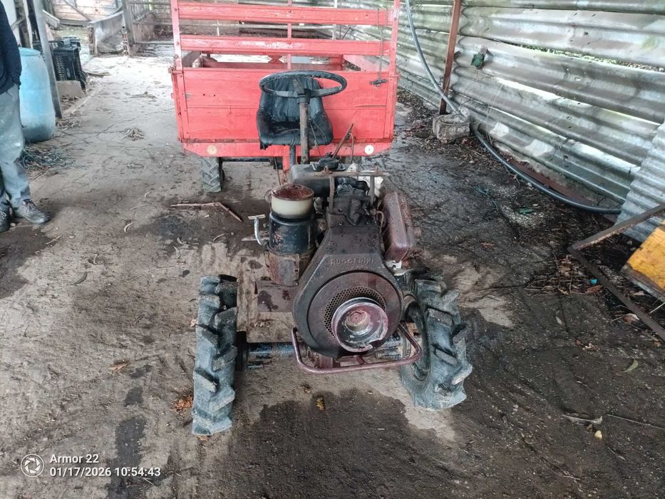 Trator 12 cavalos com atrelado