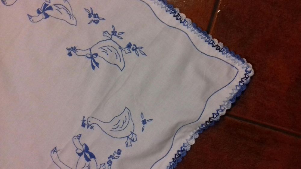 Toalhinha de chá bordada