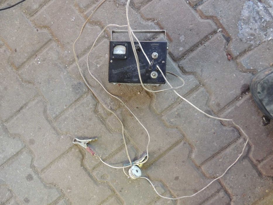 Prostownik ładowarka  12V 5A Sprawny