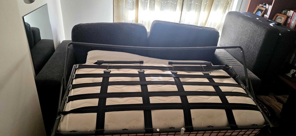 Sofá cama com colchão e sobrecolchão