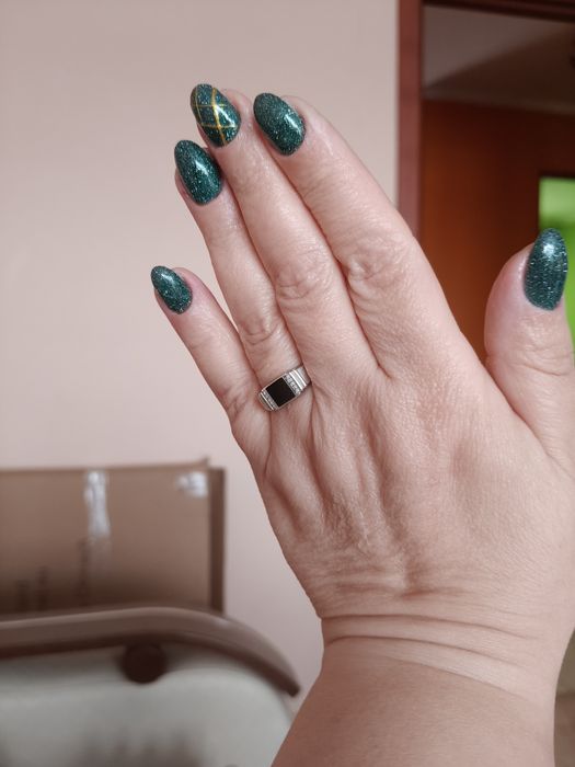 Manicure hybrydowe i żelowe.