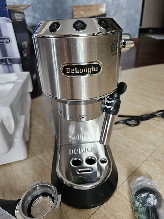 Ekspres ciśnieniowy marki De'Longhi DEDICA EC685.M nowy