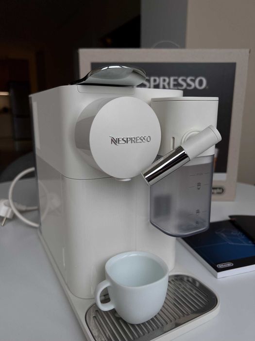 Кавоварка Delonghi Nespresso