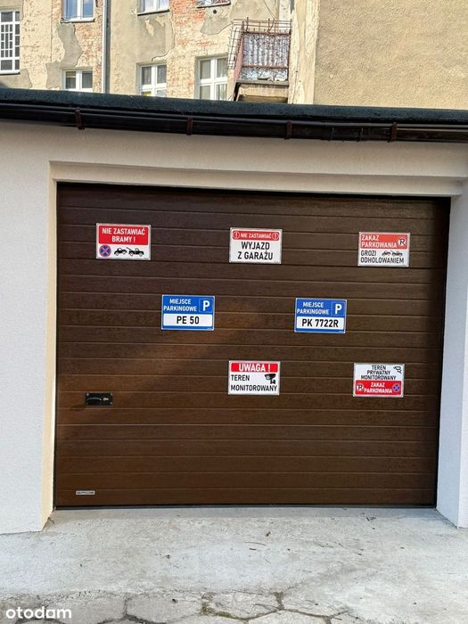 garaż po remoncie w ogrodzonej posesji ze szlabanem w centrum miasta