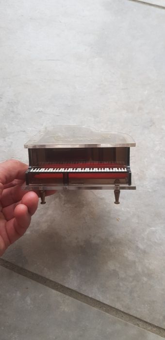 Pianino. Grająca szkatułka z pozytywką.