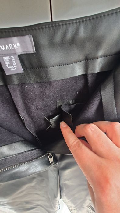 Штани прямі укорочені з еко шкіри primark