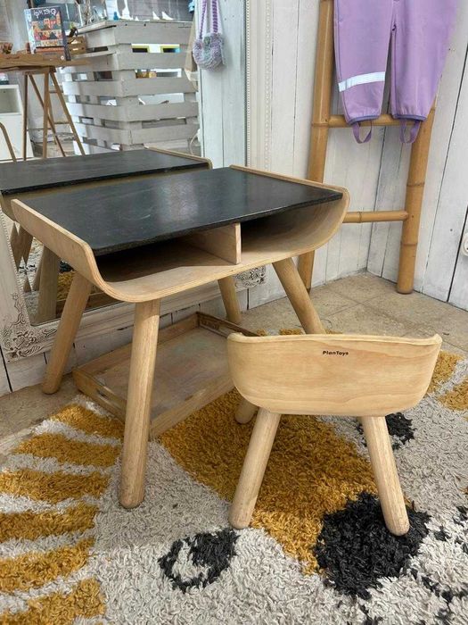Mesa quadro e cadeiras para criança
