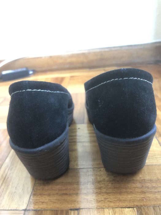 Sapatos pretos todos em pele camurça