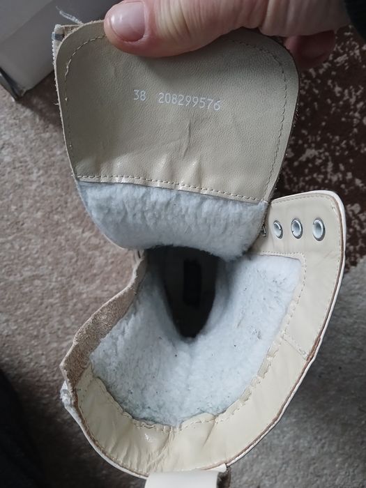 Жіночі ботінки білого кольору