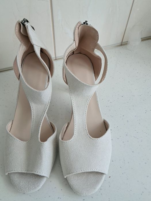 Nowe letnie buty na slupku