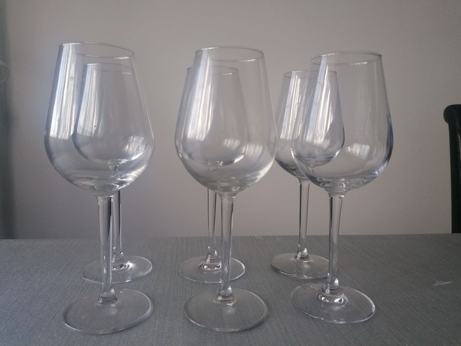 Copos de vinho branco e tinto