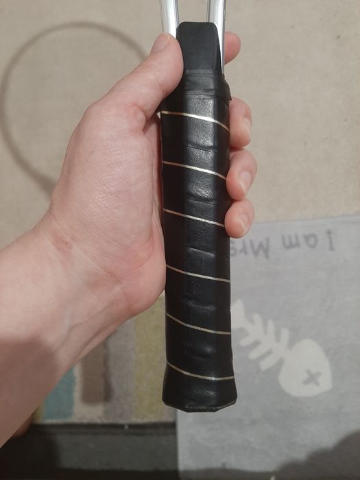 Продам  ракетку, прочная