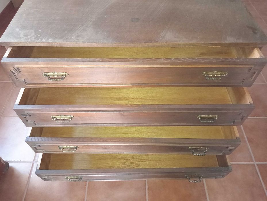 Armário de gavetas em madeira