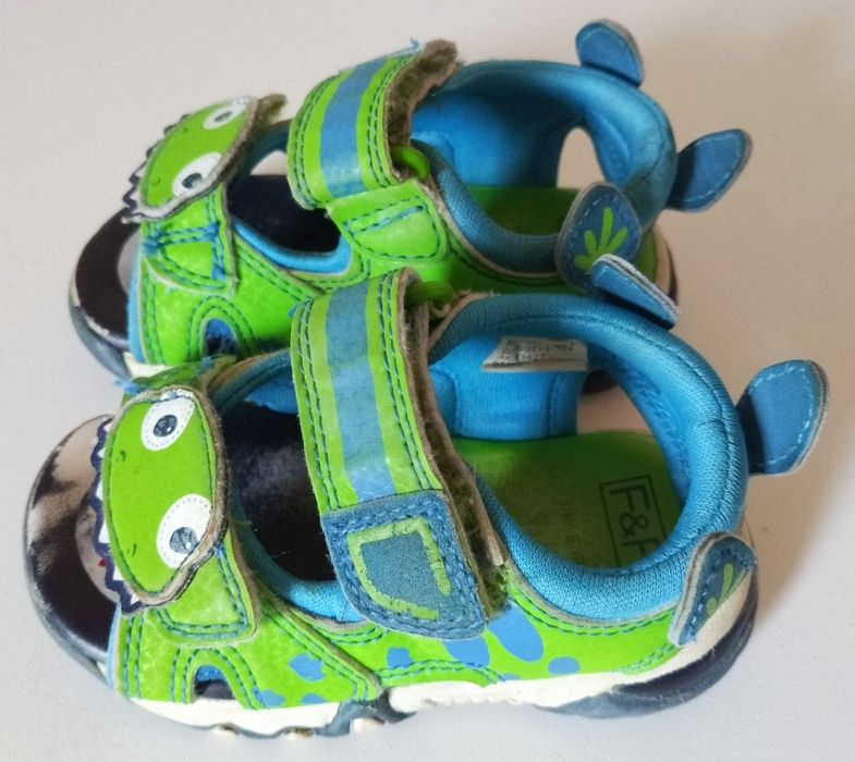 Sandałki zielone F＆F rozmiar 20 (4) długość wewnętrzna 12,5 cm