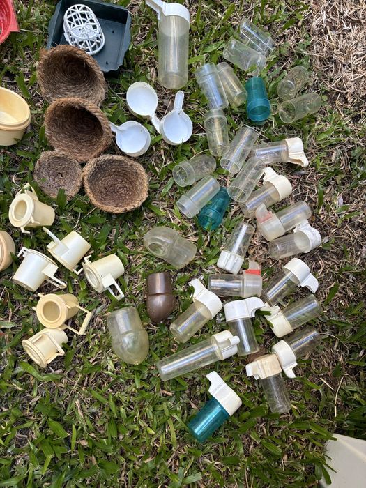 Comedouros, ninhos, poleiros e bebedouros