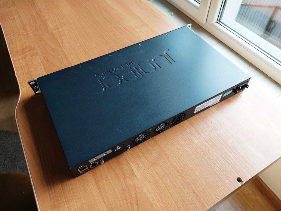 Switch Juniper Networks EX2200-24P-4G 24x 1Gb 4x SFP POE