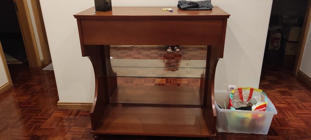 Móvel em nogueira com espelhos