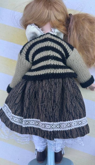 Кукла порцелянова з косичками