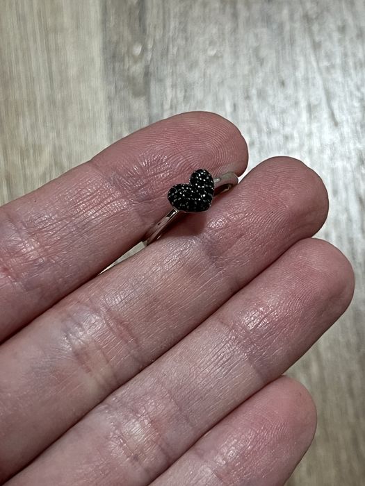 Srebrny pierścionek z czarnym sercem