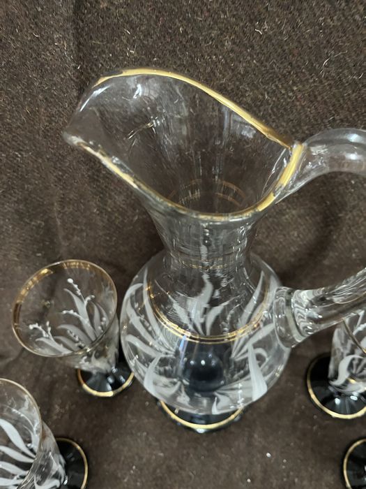 Jarra antiga com copos