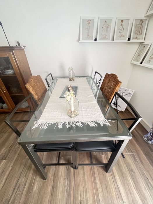 Mesa de ferro e vidro com 4 cadeiras de ferro