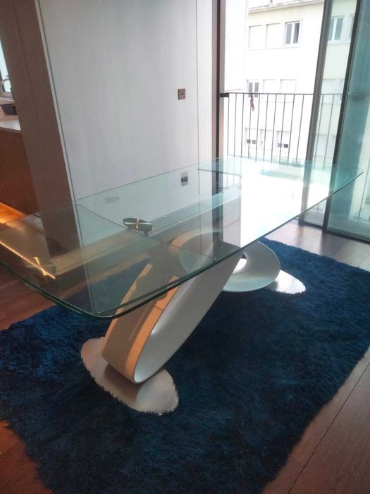 Mesa de Jantar - Tampo em Vidro Temperado - Base Escultural