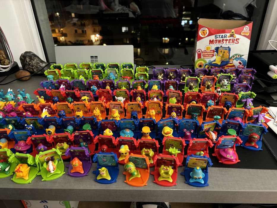 Wielka kolekcja Star Monsters 158 sztuk figurek, kapsuły, naklejki