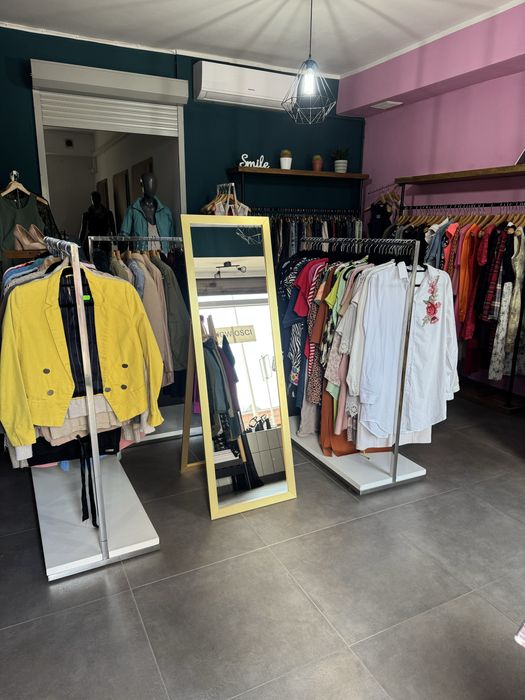 Wyposażenie sklepu odzieżowego/ meble do butiku w stylu retro