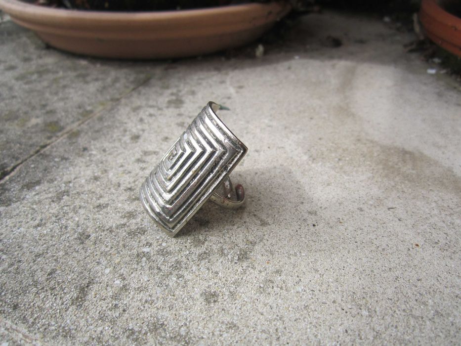 Anel prateado de aço motivo geométrico 3,2 x 3,2 cm