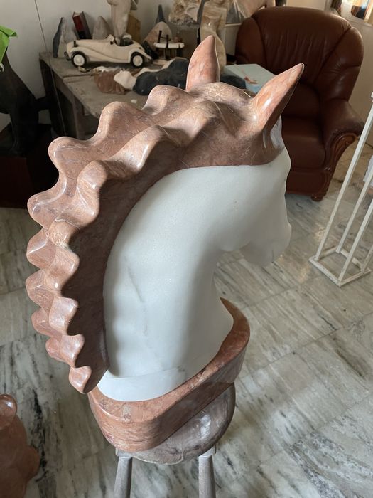 Cabeça de cavalo em marmore