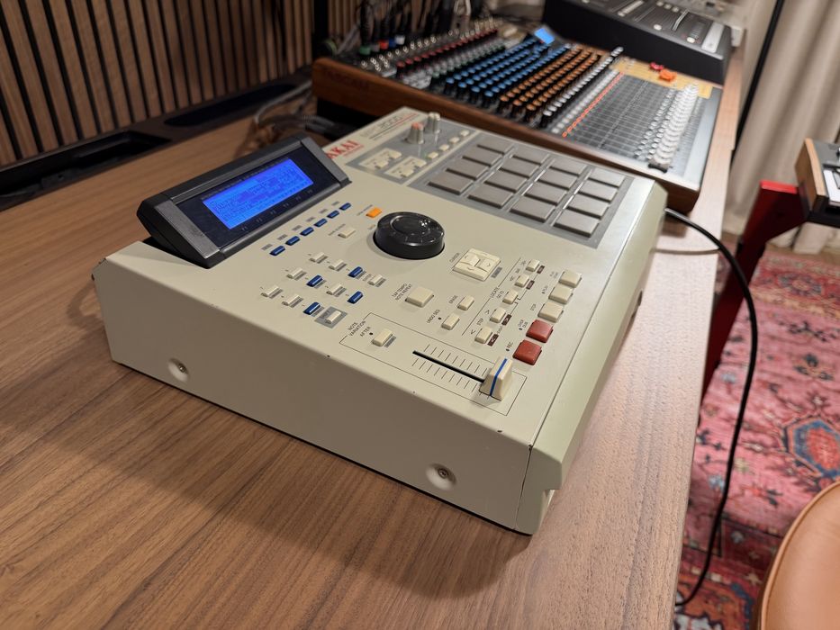 Vendo Akai MPC 2000XL em perfeito estado