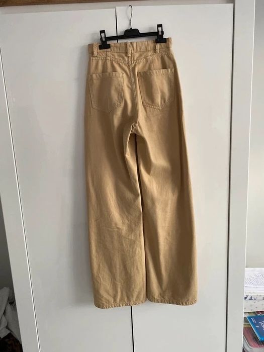 beżowe jeansy z prostymi nogawkami bershka