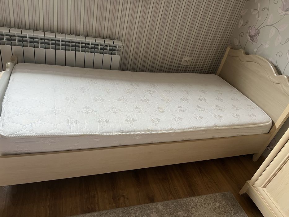 Продається 2 ліжка з матрасом, стіл