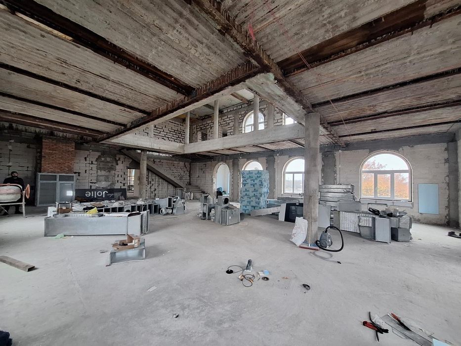 Окремо розташована будівля 1300 м² на виїзді до Дніпра